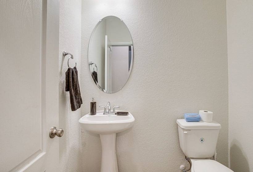 Lovely Richmond Home W/ Outdoor Kitchen & Grill!