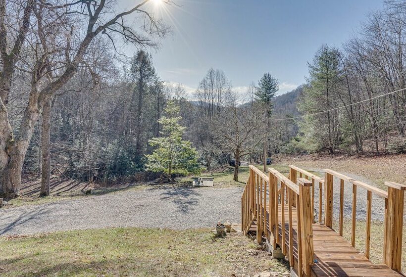 Lovely Smoky Mountain Cottage W/ Deck + Views!