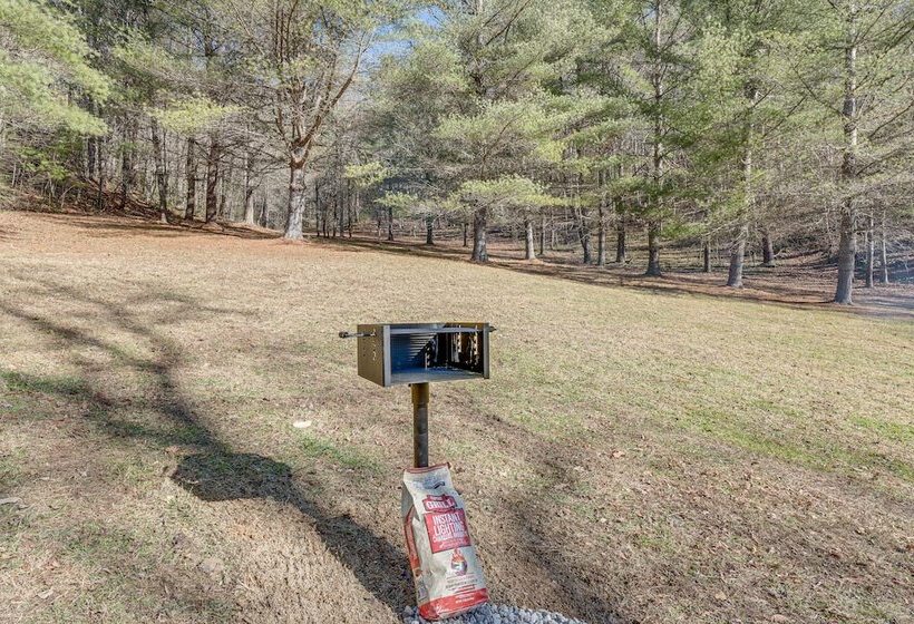 Lovely Smoky Mountain Cottage W/ Deck + Views!