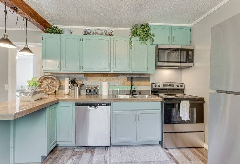 Lovely Smoky Mountain Cottage W/ Deck + Views!