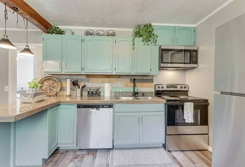 Lovely Smoky Mountain Cottage W/ Deck + Views!