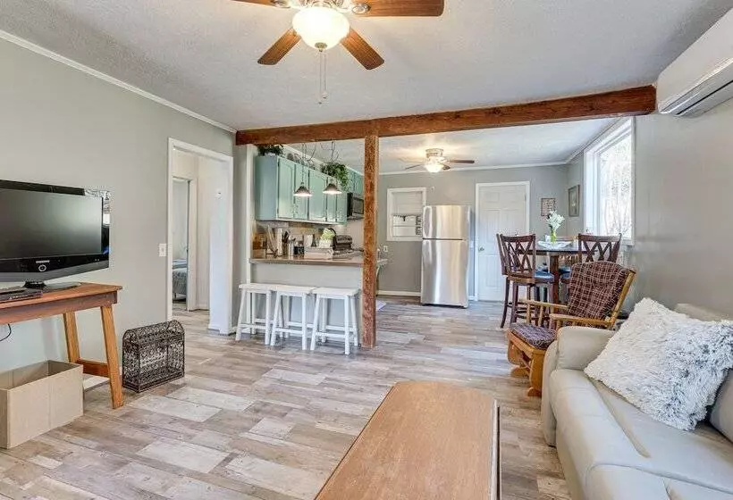 Lovely Smoky Mountain Cottage W/ Deck + Views!