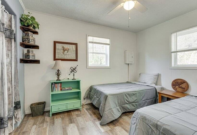 Lovely Smoky Mountain Cottage W/ Deck + Views!