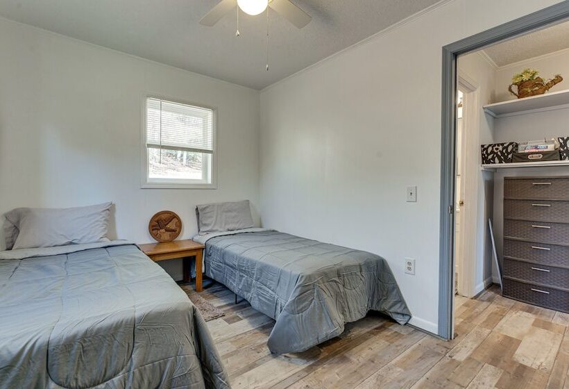 Lovely Smoky Mountain Cottage W/ Deck + Views!