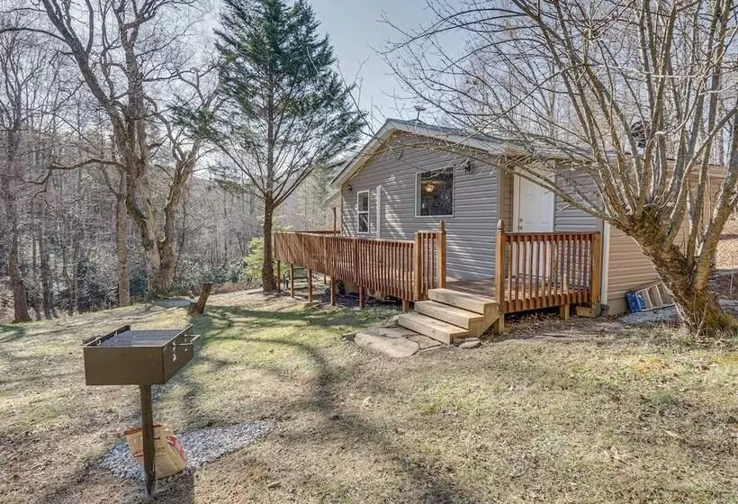 Lovely Smoky Mountain Cottage W/ Deck + Views!