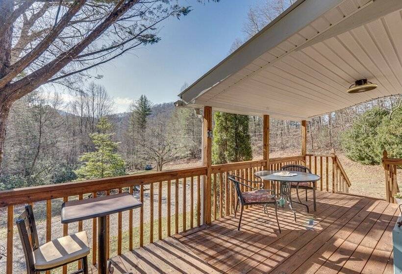 Lovely Smoky Mountain Cottage W/ Deck + Views!