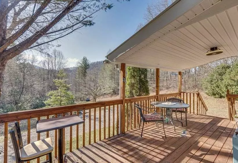 Lovely Smoky Mountain Cottage W/ Deck + Views!