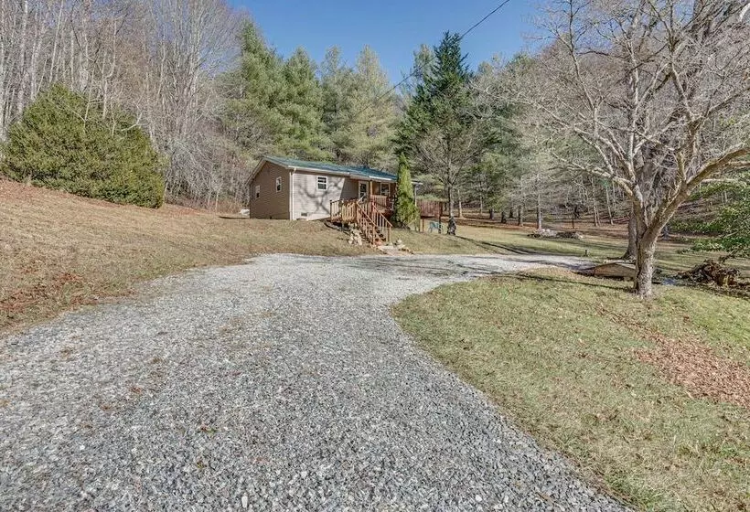 Lovely Smoky Mountain Cottage W/ Deck + Views!