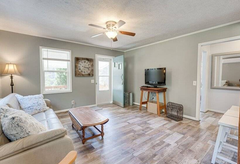 Lovely Smoky Mountain Cottage W/ Deck + Views!