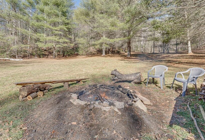 Lovely Smoky Mountain Cottage W/ Deck + Views!