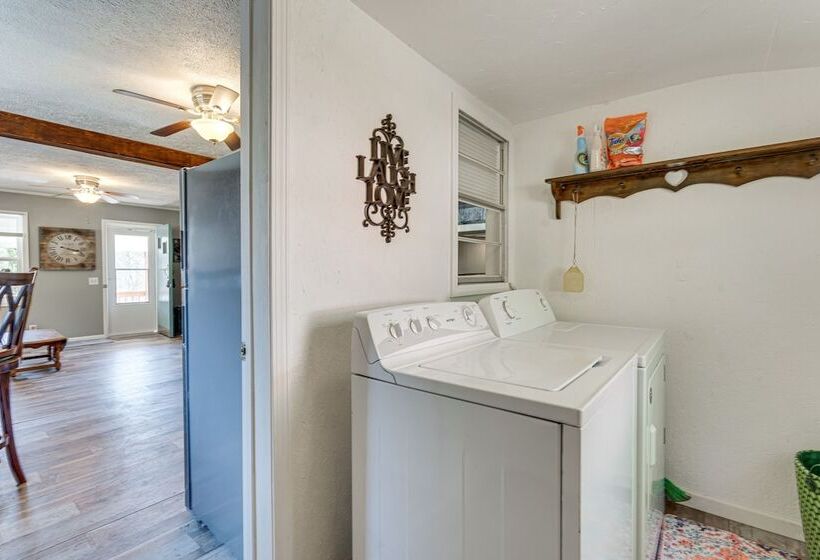 Lovely Smoky Mountain Cottage W/ Deck + Views!