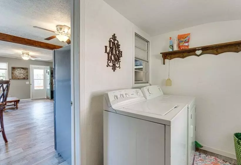 Lovely Smoky Mountain Cottage W/ Deck + Views!