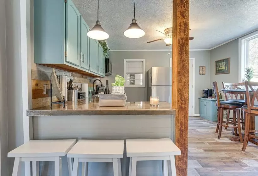 Lovely Smoky Mountain Cottage W/ Deck + Views!