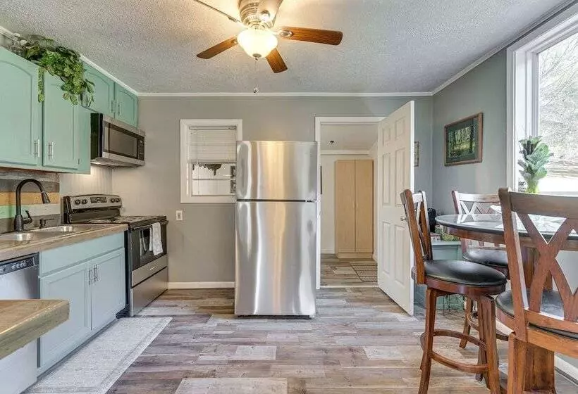 Lovely Smoky Mountain Cottage W/ Deck + Views!