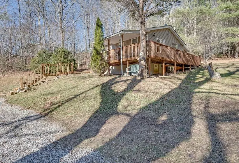 Lovely Smoky Mountain Cottage W/ Deck + Views!