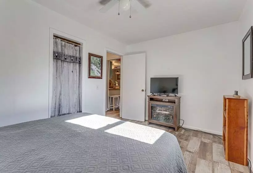 Lovely Smoky Mountain Cottage W/ Deck + Views!