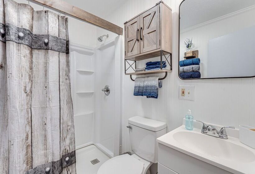 Lovely Smoky Mountain Cottage W/ Deck + Views!