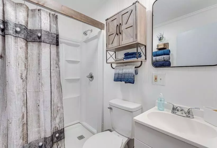 Lovely Smoky Mountain Cottage W/ Deck + Views!