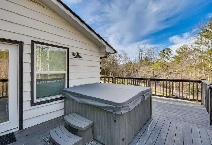 Luxe Highlands Haven W/ Fire Pit + Hot Tub!