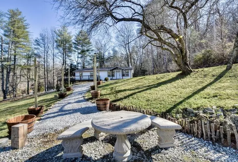 Luxe Highlands Haven W/ Fire Pit + Hot Tub!