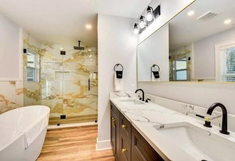 Luxe Highlands Haven W/ Fire Pit + Hot Tub!