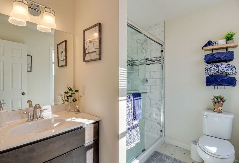 5 Mi To Lake: Modern Tobyhanna Retreat!