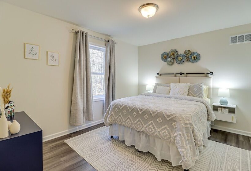 5 Mi To Lake: Modern Tobyhanna Retreat!