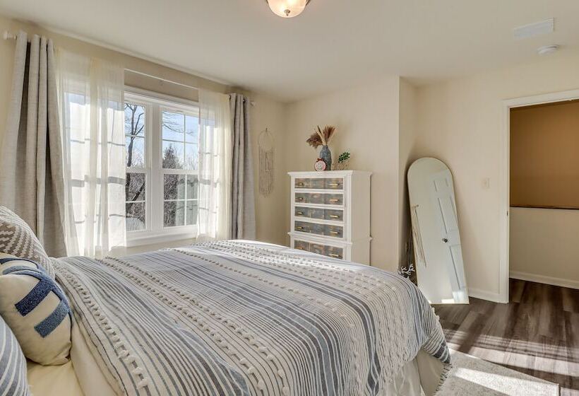 5 Mi To Lake: Modern Tobyhanna Retreat!