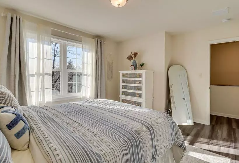 5 Mi To Lake: Modern Tobyhanna Retreat!