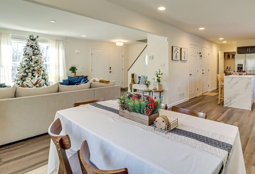 5 Mi To Lake: Modern Tobyhanna Retreat!