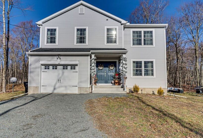 5 Mi To Lake: Modern Tobyhanna Retreat!