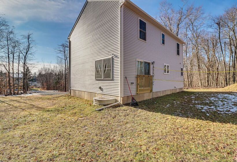 5 Mi To Lake: Modern Tobyhanna Retreat!