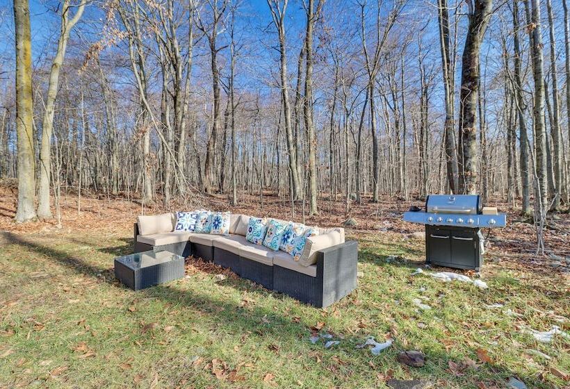 5 Mi To Lake: Modern Tobyhanna Retreat!