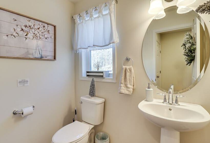 5 Mi To Lake: Modern Tobyhanna Retreat!