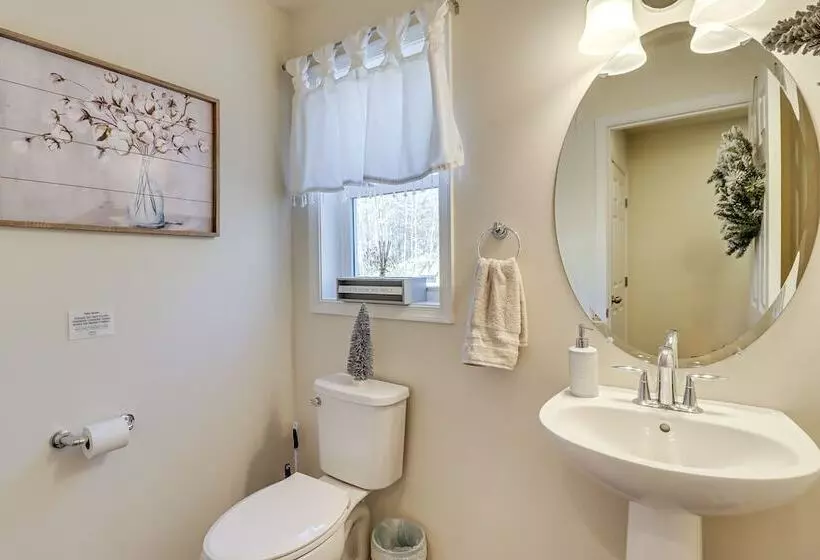 5 Mi To Lake: Modern Tobyhanna Retreat!