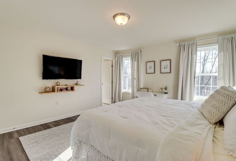 5 Mi To Lake: Modern Tobyhanna Retreat!