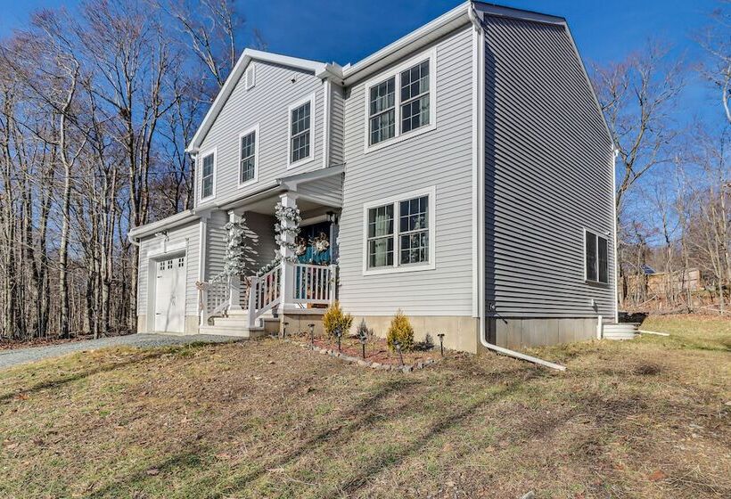 5 Mi To Lake: Modern Tobyhanna Retreat!