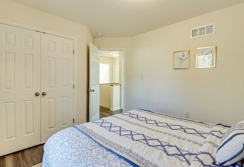 5 Mi To Lake: Modern Tobyhanna Retreat!