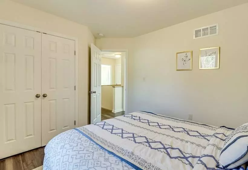 5 Mi To Lake: Modern Tobyhanna Retreat!