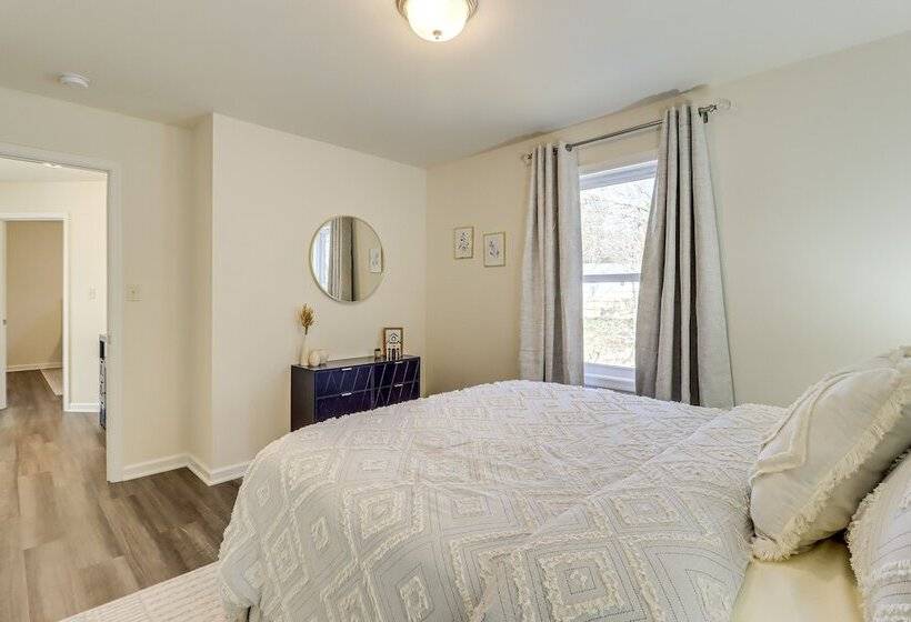 5 Mi To Lake: Modern Tobyhanna Retreat!