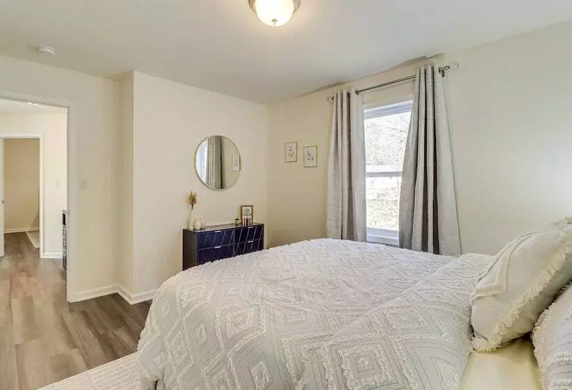 5 Mi To Lake: Modern Tobyhanna Retreat!