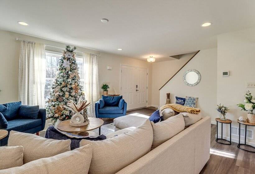 5 Mi To Lake: Modern Tobyhanna Retreat!