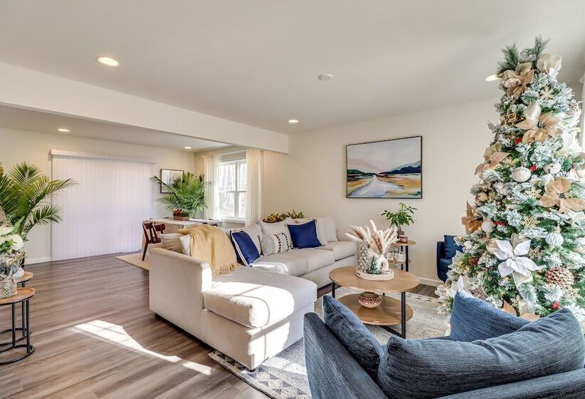 5 Mi To Lake: Modern Tobyhanna Retreat!