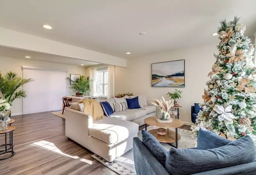 5 Mi To Lake: Modern Tobyhanna Retreat!