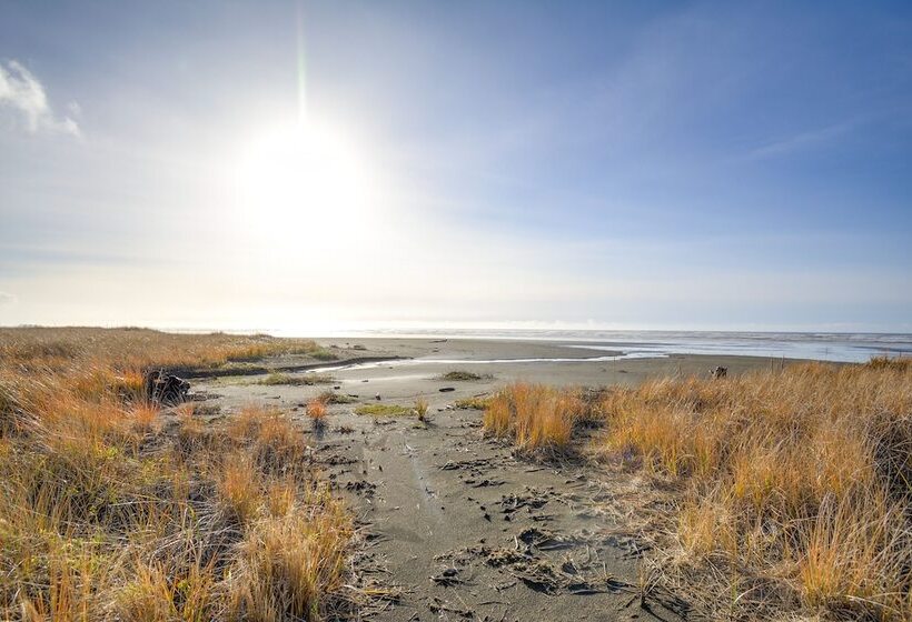 Oceanfront Moclips Retreat W/ Beach Access & View!