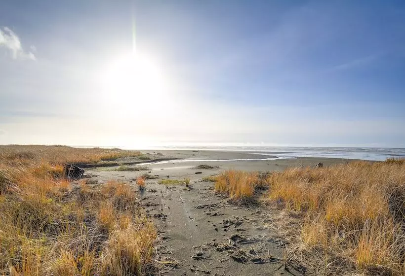 Oceanfront Moclips Retreat W/ Beach Access & View!