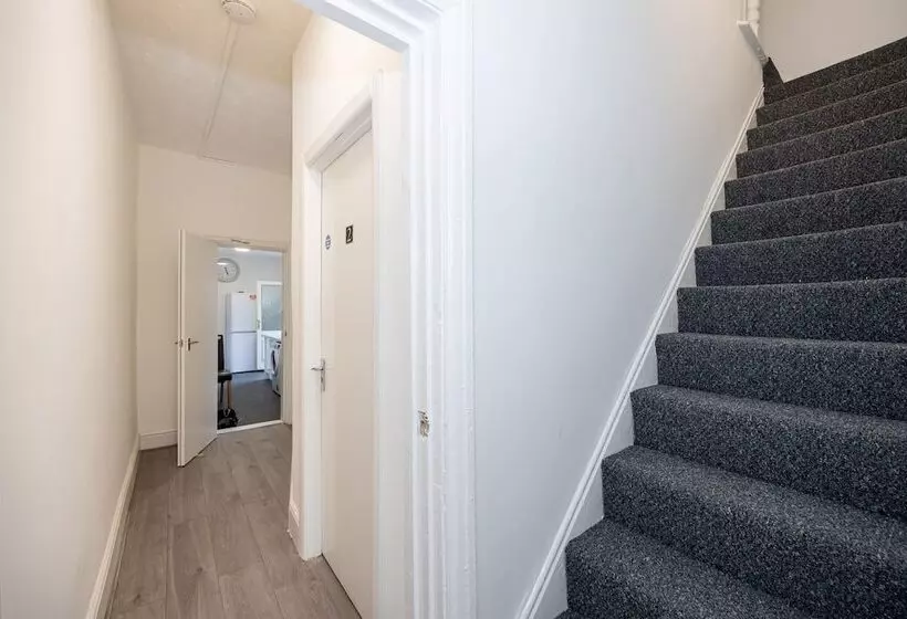 Residenssi Charming 4 Bed Guest House In Salford