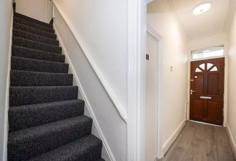 Residenssi Charming 4 Bed Guest House In Salford