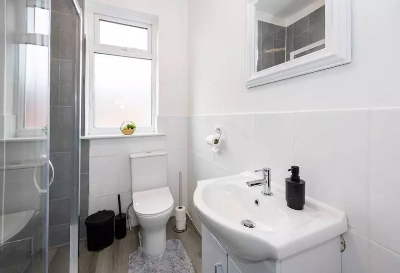 Residenssi Charming 4 Bed Guest House In Salford