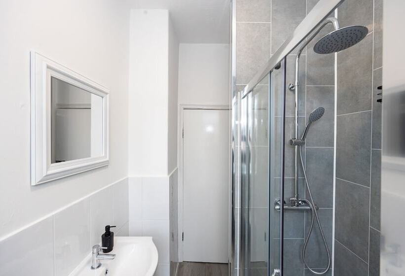 Резиденция Charming 4 Bed Guest House In Salford